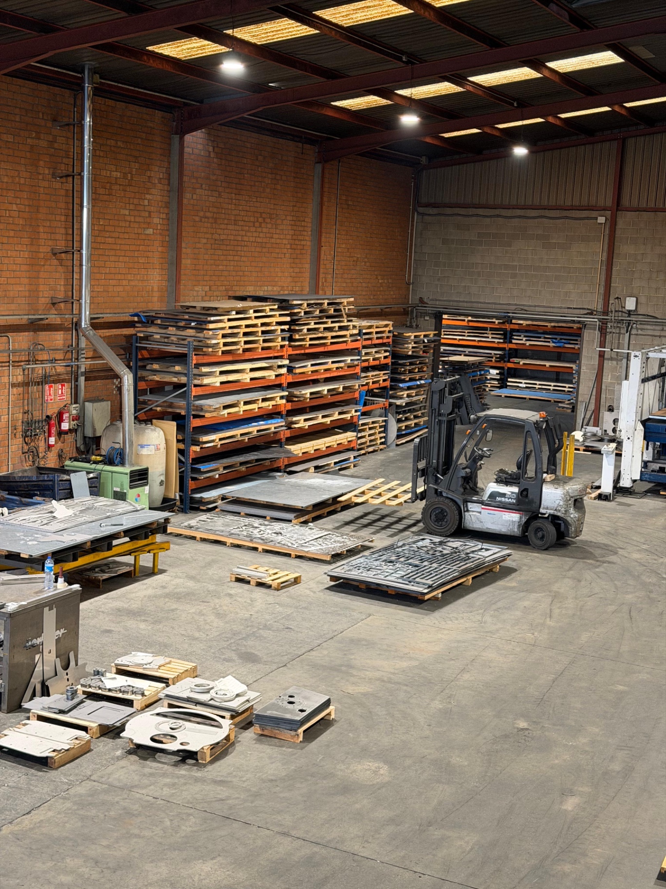 Taller ILERLASER amb tall làser de fibra i plegadora CNC